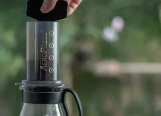 آئروپرس (AeroPress) چیست؟ طرز تهیه قهوه با آئروپرس
