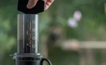 آئروپرس (AeroPress) چیست؟ طرز تهیه قهوه با آئروپرس