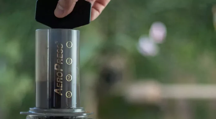 آئروپرس (AeroPress) چیست؟ طرز تهیه قهوه با آئروپرس